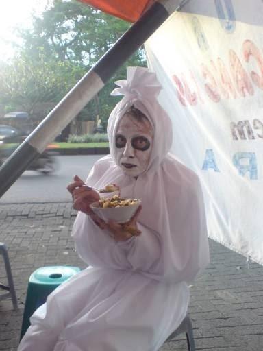 Pocong, Kuntilanak. Bener Gak Sih? PocongMakan